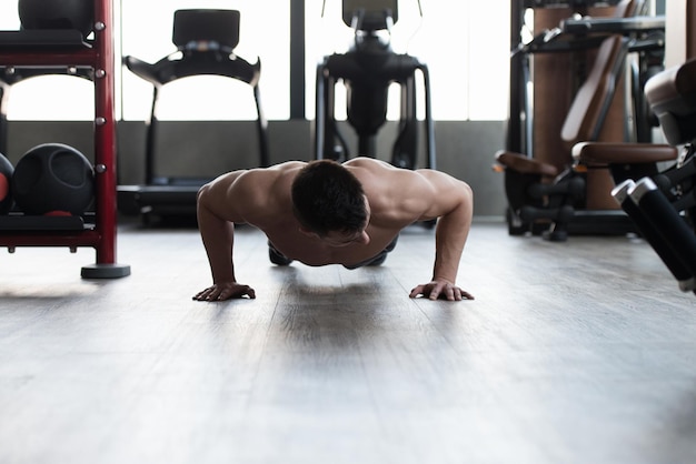 Modello che fa le flessioni in palestra