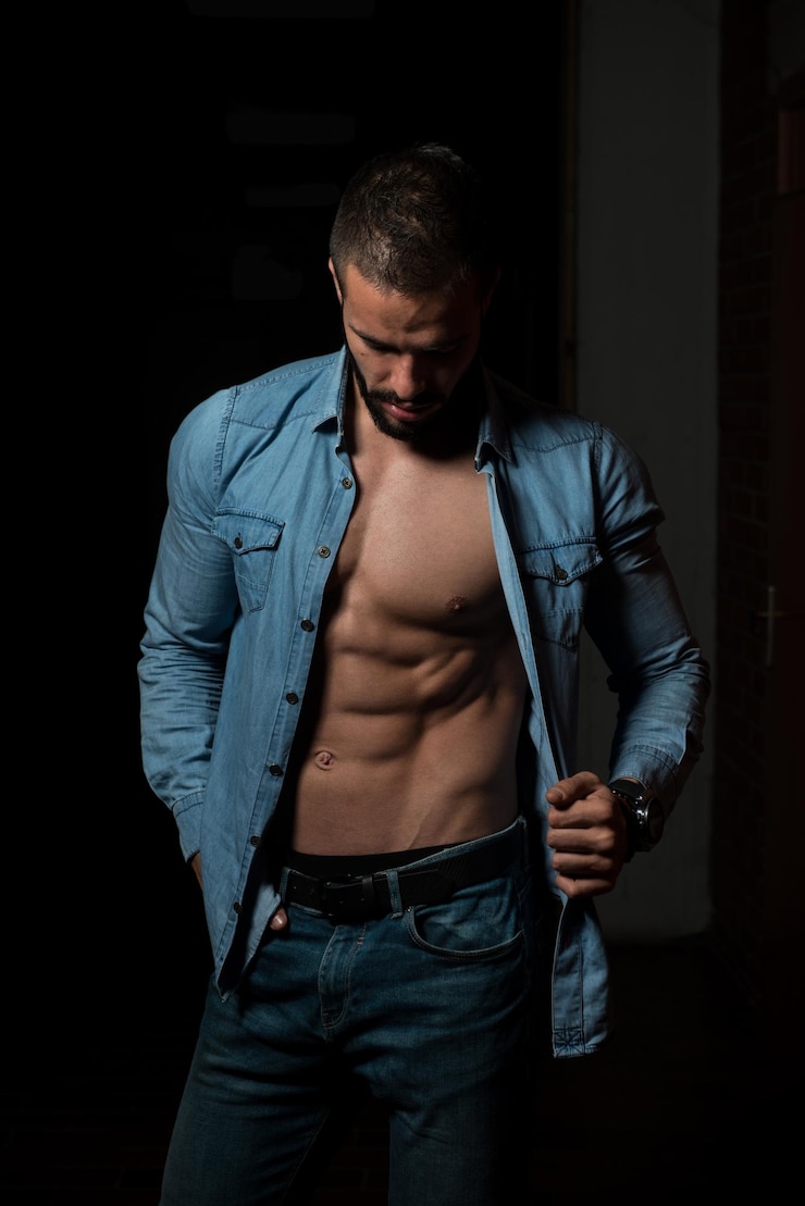 Foto modello che flette i muscoli in camicia a quadri