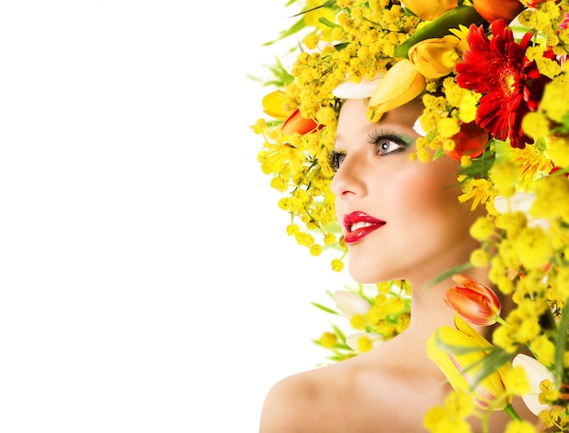 Modello con acconciatura con fiori e trucco