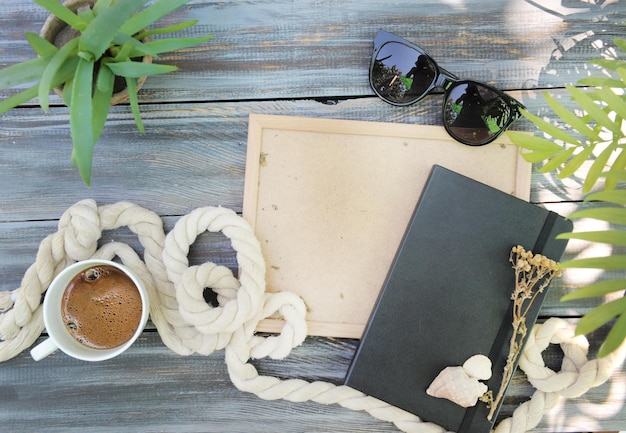 Modello con foto estiva all'aperto vuota con cornice in legno caffè