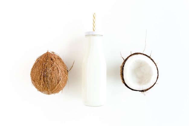 Modello con noci di cocco cocktail di latte di cocco su sfondo bianco sfondo astratto tropicale piatto la