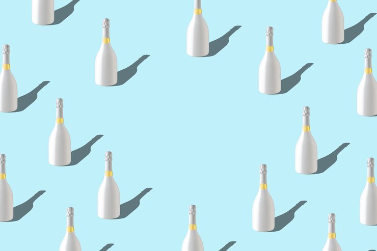 Foto modello creativo con champagne bottiglia bianca su sfondo blu.