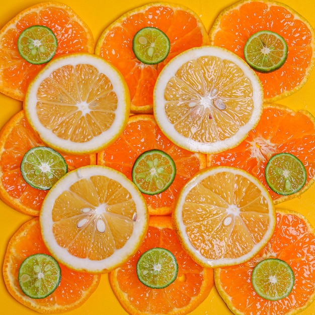 Modello creativo da fetta di limone lime e frutta arancione su sfondo giallo Carta da parati carina