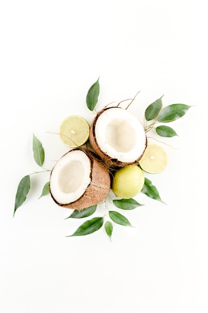 Modello creativo fatto di frutta tropicale estiva, cocco, lime e foglie, concetto di cibo ficus, piatto