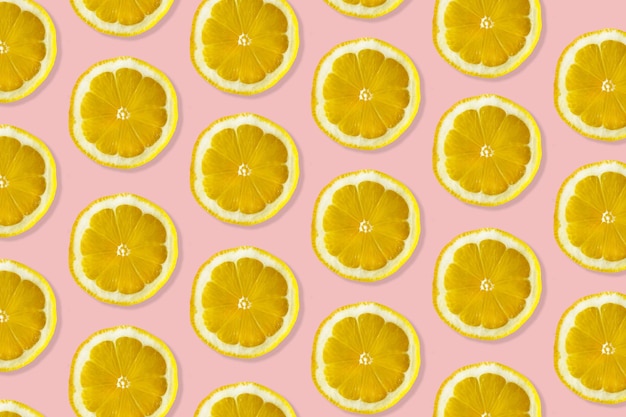 Modello creativo fatto di limone vista dall'alto di frutta fresca fette di limone su sfondo colorato