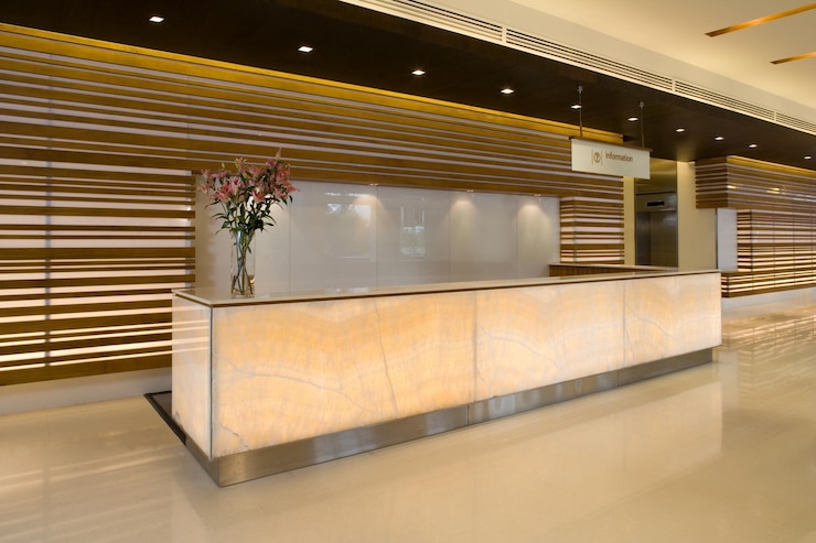 Foto modello della reception dell'ufficio, vista anteriore, interior design 79