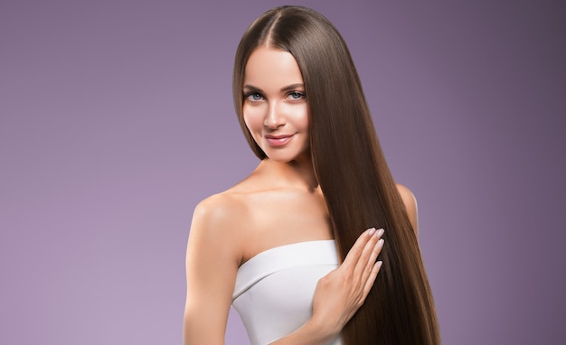 Modello di acconciatura di bellezza capelli lisci donna lunghi capelli castani