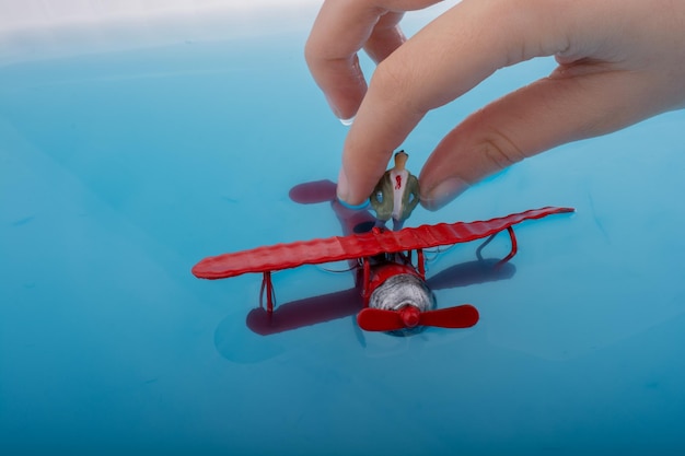 Modello di aeroplano e figurina di un uomo in acqua