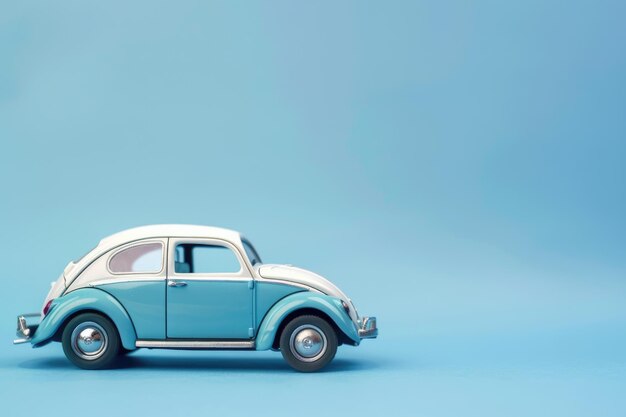 Modello di auto giocattolo retro su sfondo blu pastello Auto in miniatura con spazio di copia