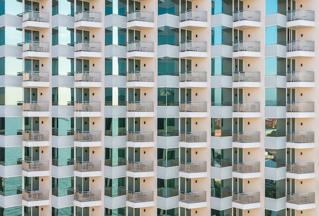 Modello di balconi e finestre del condominio.