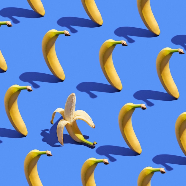 Modello di banane gialle mature Una banana sbucciata Umore positivo estivo