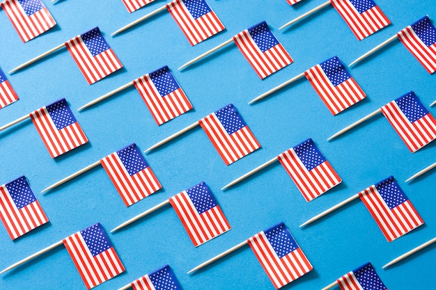Modello di bandiere USA su sfondo blu