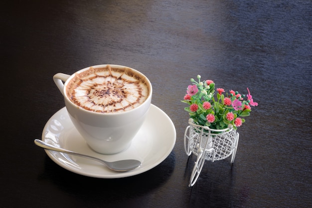 Modello di bellezza in cima caffè e una torta di Coppa