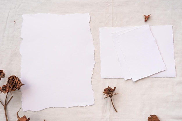 Modello di biglietto d'invito per matrimoni Modello di biglietto d'auguri Vista dall'alto flatlay Foglio di carta bianco