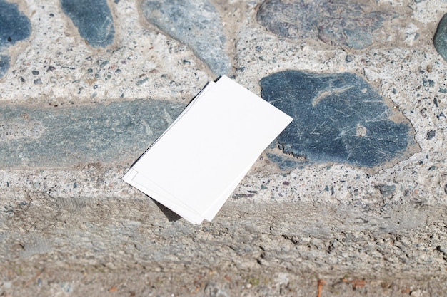 Modello di biglietto da visita bianco vuoto su uno sfondo di pietre per il design del tuo biglietto da visita Marchio di cancelleria aziendale Mock up