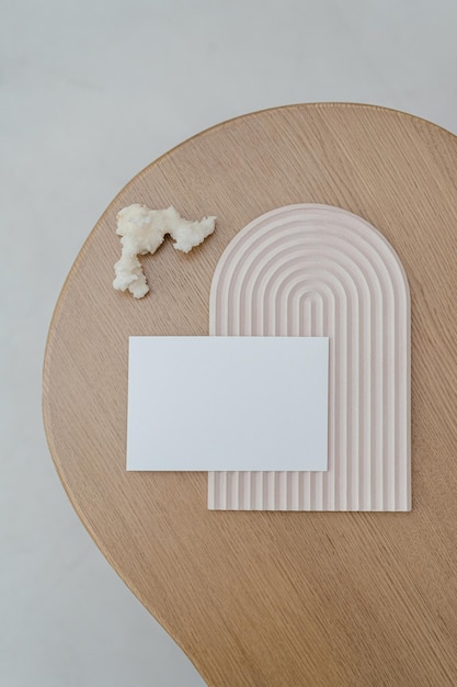 Modello di biglietto da visita. Carta minimalista mock up. Progettazione del marchio. Trame di carta, legno e cemento