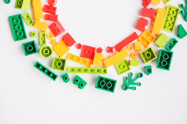 Modello di blocchi di plastica su sfondo bianco mattoni giocattolo colorati per la vista dall'alto dei bambini educativi