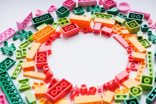 Modello di blocchi di plastica su sfondo bianco mattoni giocattolo colorati per la vista dall'alto dei bambini educativi