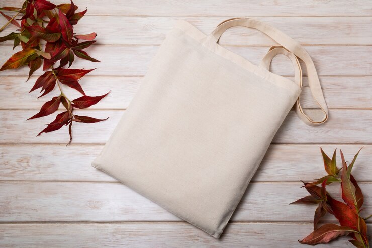 Modello di borsa tote in tela con foglie rosse erba selvatica Borsa shopper in lino rustico mock up