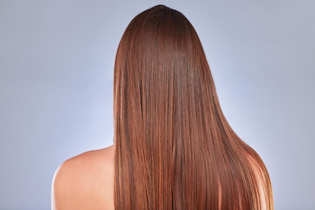 Modello di capelli e schiena di una donna con benessere di bellezza e consistenza morbida dell'acconciatura in uno studio Trattamento shampoo cosmetico e cheratina di una donna con lucentezza sana e pulita per la cura dei capelli dal salone
