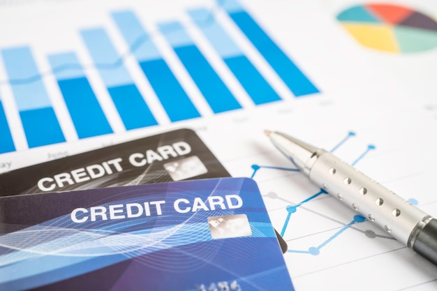 Modello di carta di credito su carta millimetrata Sviluppo finanziario Statistiche del conto bancario