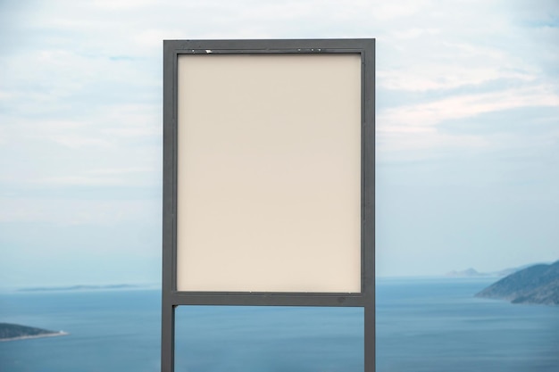 modello di cartellone pubblicitario vuoto per la pubblicità cartellone esterno vuoto sfondo marino sfocato