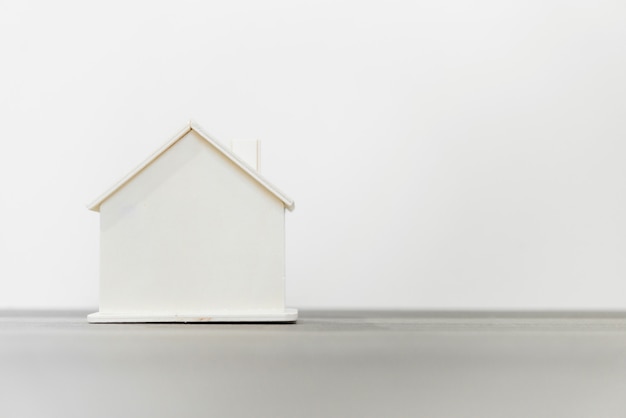 Modello di casa in legno per concetti immobiliari e di costruzione
