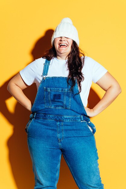 Modello di donna taglie forti che posa in studio e si diverte