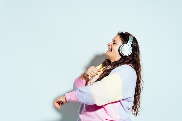 Modello di donna taglie forti che posa in studio e si diverte