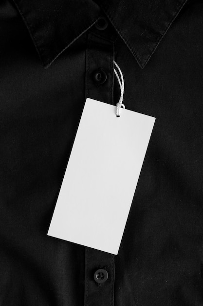 Modello di etichetta di abbigliamento bianco su una camicia nera