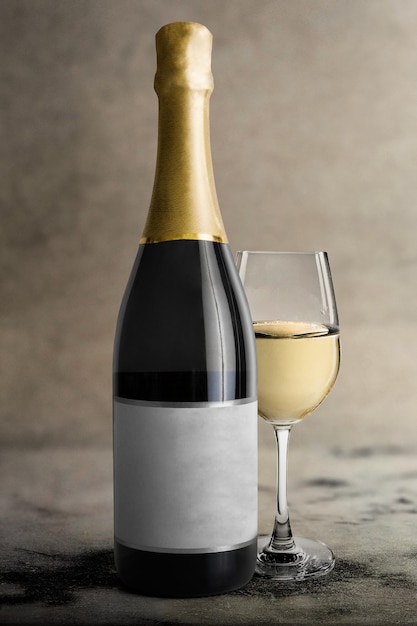 Modello di etichetta trasparente Png su bottiglia di vino