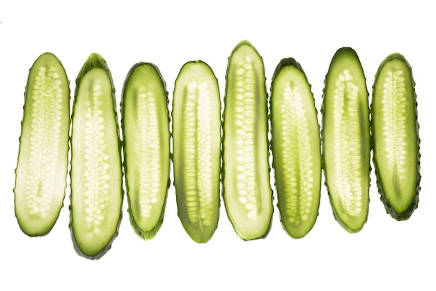 Modello di fette di cetriolo verde isolato su bianco.