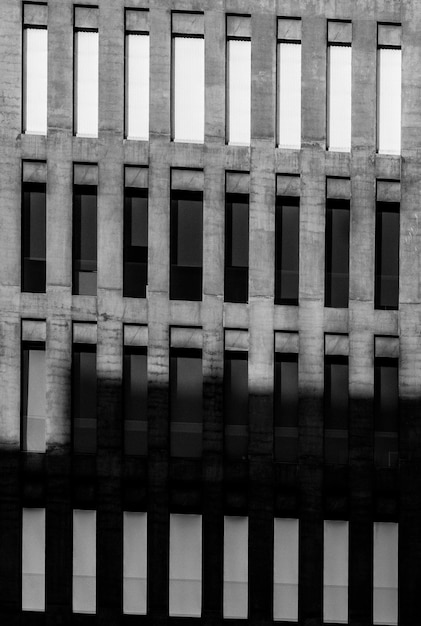 Modello di finestre rettangolari in bianco e nero con ombra di sagoma di un altro edificio