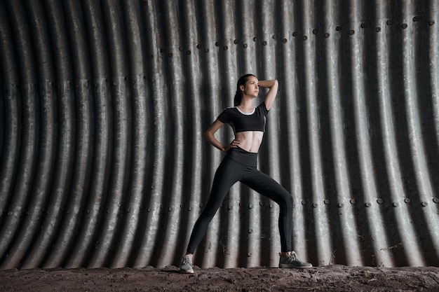 Modello di fitness che si allena all'aperto su sfondo urbano