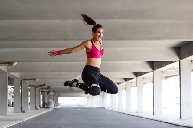 Modello di fitness lavorando