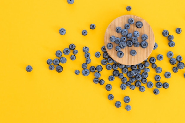 Modello di frutta colorata di mirtilli su sfondo giallo