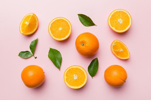 Modello di frutta di fette d'arancia fresche su sfondo colorato Vista dall'alto Copy Space Creative summer concept Metà degli agrumi in una disposizione piatta minima