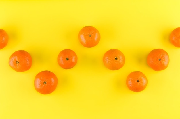 Modello di frutta di mandarino isolato su sfondo giallo Tangerine Flat vista dall'alto