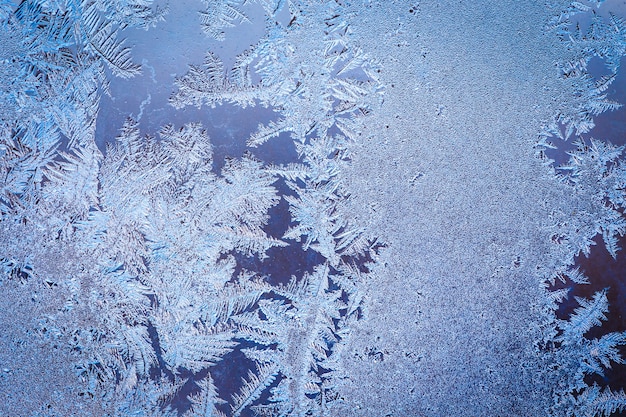 Modello di ghiaccio invernale sulla finestra congelata