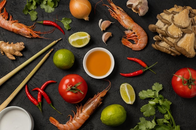 Modello di ingredienti per zuppa di tom yum su sfondo nero