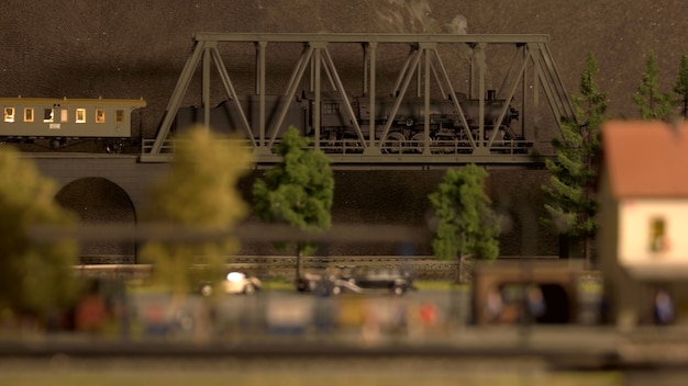 Modello di locomotiva retrò sul ponte.