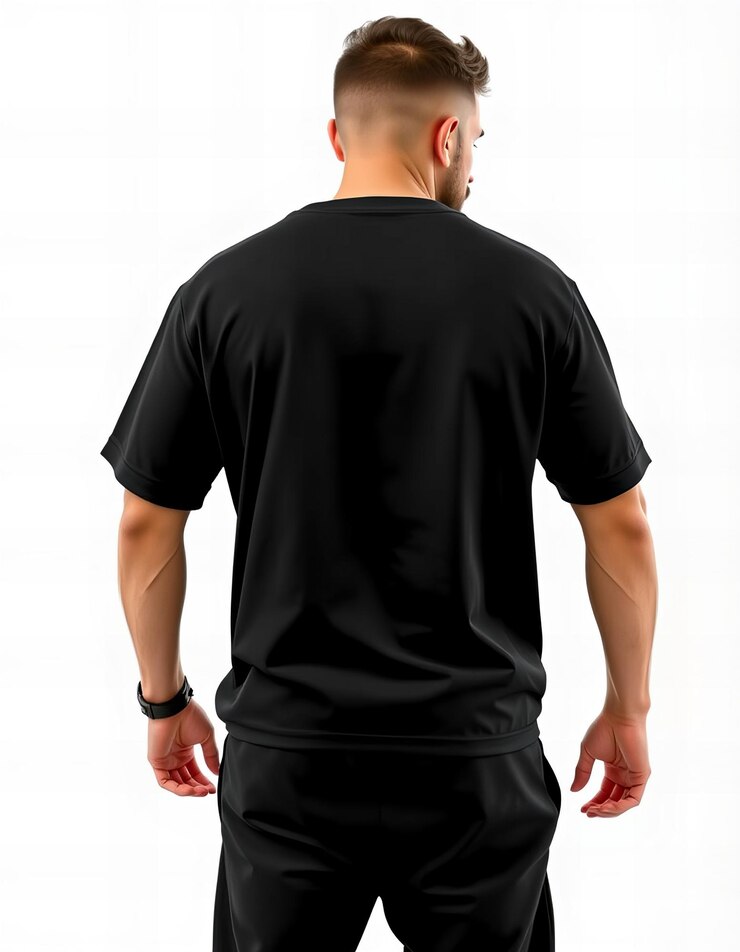 Modello di maglietta nera di grandi dimensioni vista posteriore di un uomo che indossa pantaloni da ginnastica neri
