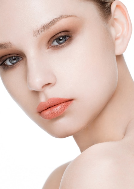 Modello di moda di bellezza con cura della pelle naturale di trucco e trattamento della stazione termale con il primo piano rosso delle labbra