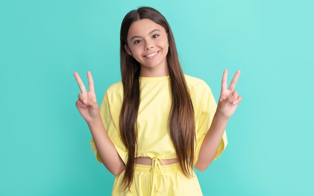 Modello di moda femminile aspetto grazioso di giovane ragazza faccia ritratto di bambino su sfondo blu