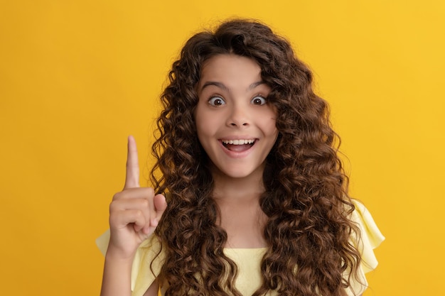 Modello di moda femminile ispirato con l'idea. bellezza adolescente. ricciolo di capelli crespi. la ragazza ha la pettinatura ondulata. ritratto di bambino crespo. esprimere emozioni positive. cura dei capelli e della pelle. parrucchiere. bambino con i capelli ricci