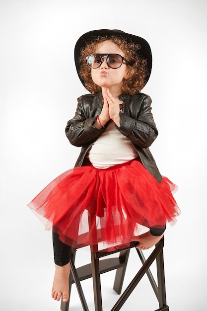 Modello di moda Little Girl Con Cappello Nero