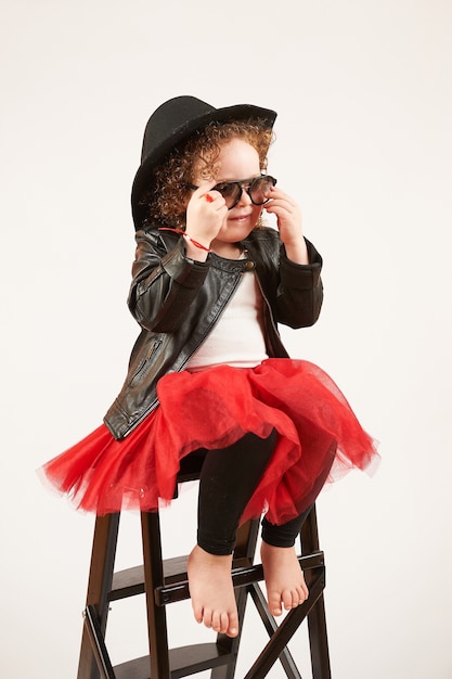 Modello di moda Little Girl Con Cappello Nero