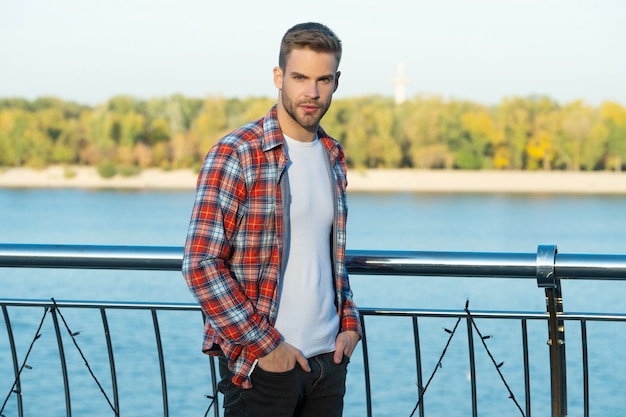 Modello di moda maschile. bellezza maschile. bell'uomo in camicia a scacchi casual. giovane ragazzo con la barba lunga fuori.