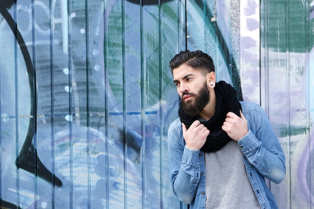 Modello di moda maschile con barba