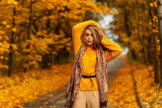 Modello di moda urbano elegante giovane donna in cappello di paglia bianco alla moda in camicia d'epoca riposa in città vicino al moderno edificio nero. Bella ragazza europea in abiti estivi alla moda all'aperto. Dolce signora.